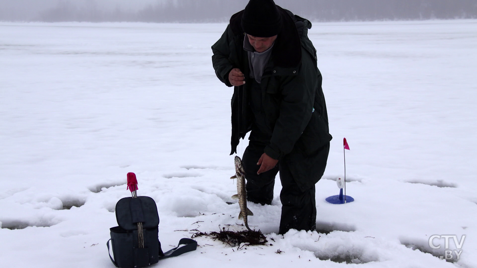 Важно не опускать голову под воду: что делать, если провалился под лёд? -1