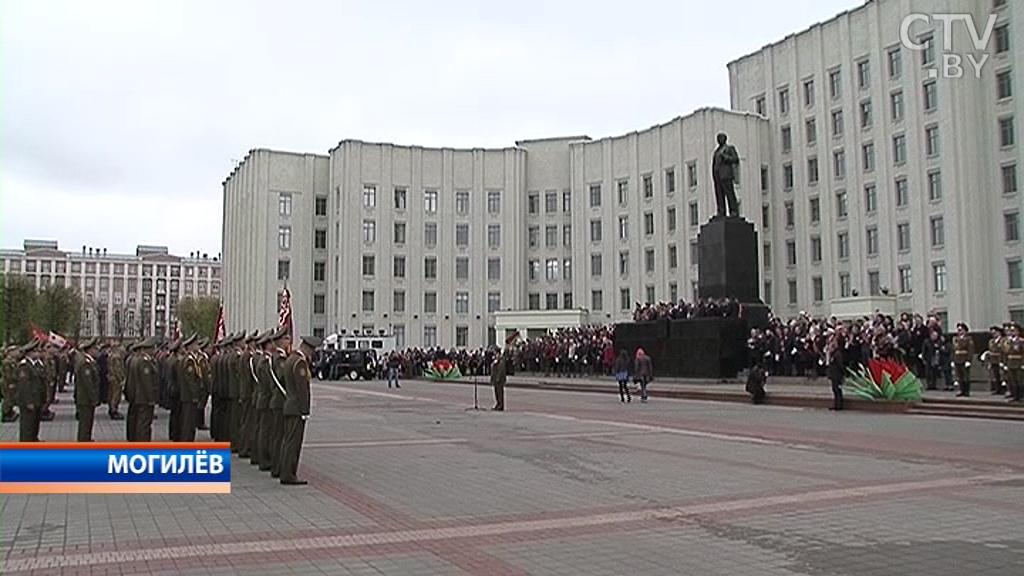 Беларусь отмечает День Победы: шествие с портретами ветеранов в Бресте и копия знамени над Рейхстагом в Могилеве-6