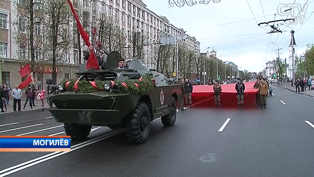 Беларусь отмечает День Победы: шествие с портретами ветеранов в Бресте и копия знамени над Рейхстагом в Могилеве-10