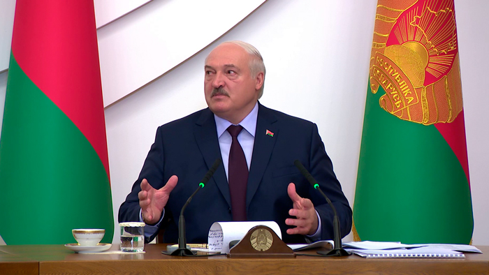 Лукашенко попросил конкретно ставить цели финансирования: «Я готов на коленях ползать, искать деньги под это»