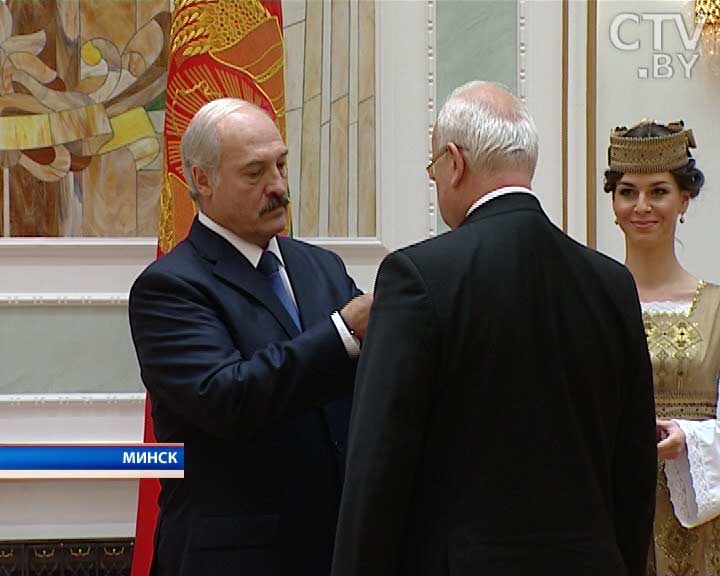 Александр Лукашенко 11 сентября вручил госнаграды заслуженным работникам различных сфер Александр Лукашенко 11 сентября вручил госнаграды заслуженным работникам различных сфер