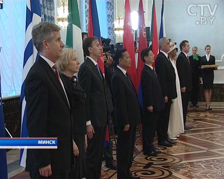 Президент принял верительные грамоты посла Китая, послов других государств и пошутил про прием фанатов в Минске Президент принял верительные грамоты посла Китая, послов других государств и пошутил про прием фанатов в Минске