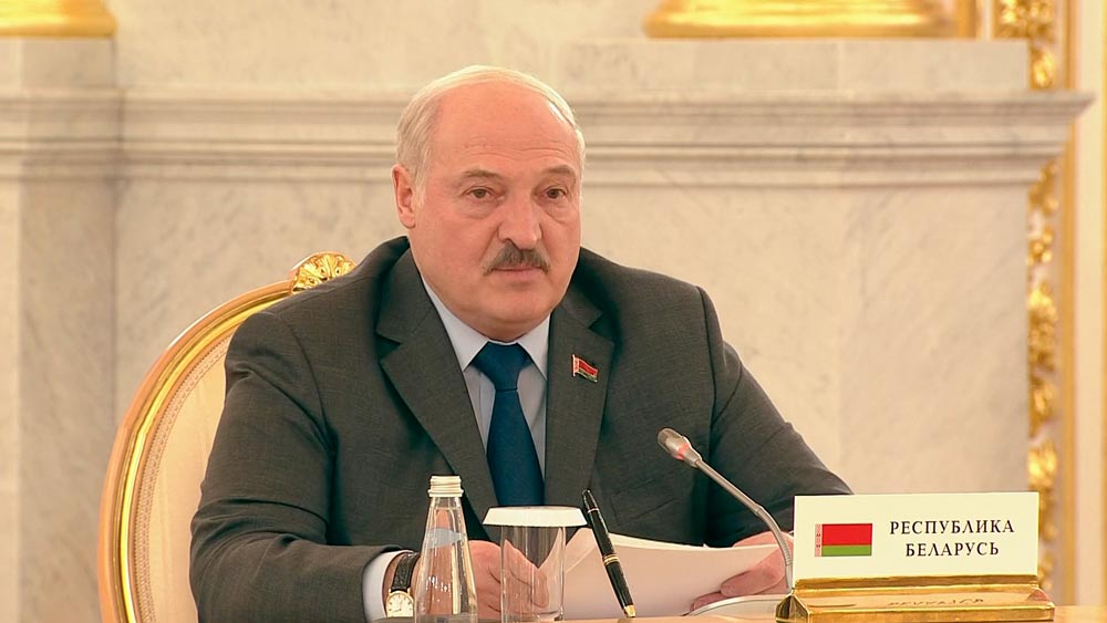 Лукашенко: «НАТО агрессивно наращивает мускулы, затягивая к себе в сети»