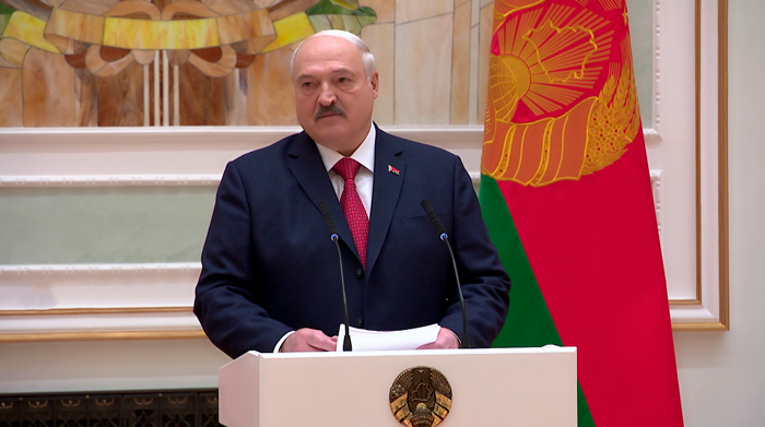 Лукашенко: на бескорыстной материнской любви, больших женских сердцах всё и держится на нашей планете
