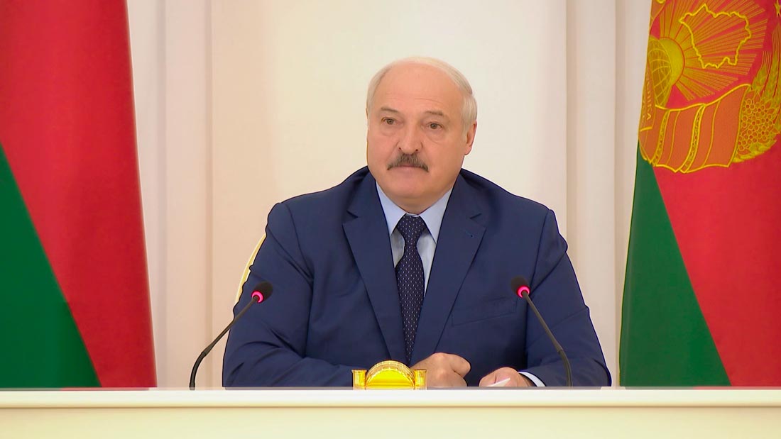 «Вы, пожалуйста, с ними разбирайтесь там сами». Александр Лукашенко высказался о мигрантах в Европейский союз