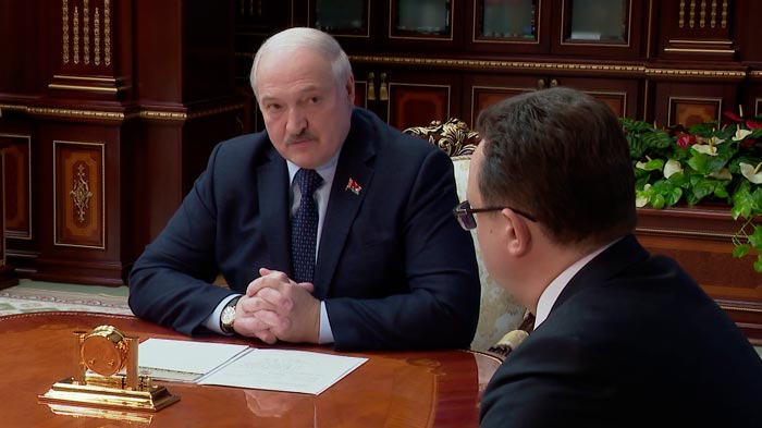 Лукашенко: «Они собираются в ресторане, напиваются, и представитель иностранной фирмы раздаёт в конвертах взятки»