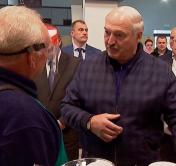 Курицу-гриль попросил с корочкой. Вот что Президент Беларуси купил на рынке в Валерьяново