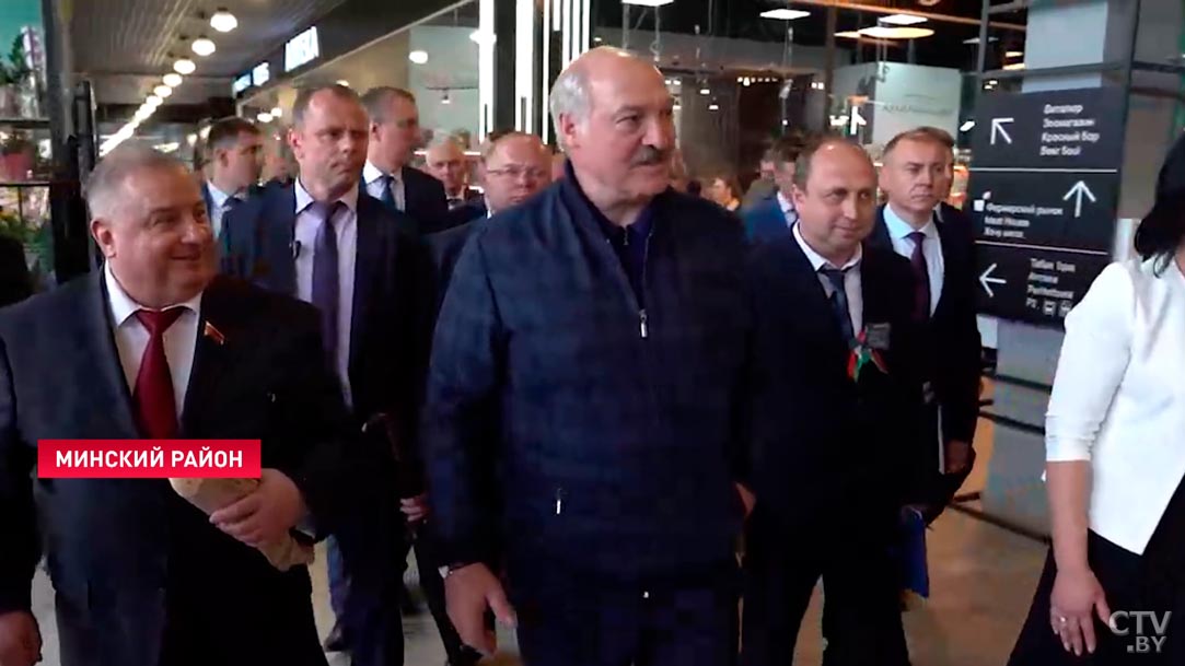 Курицу-гриль попросил с корочкой. Вот что Президент Беларуси купил на рынке в Валерьяново-1