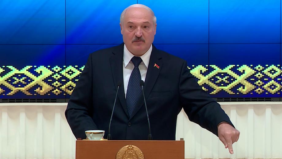 Александр Лукашенко: «Не должно быть чванства. Не надо губу задирать на нос и ходить, не видя людей. Это не наш подход»