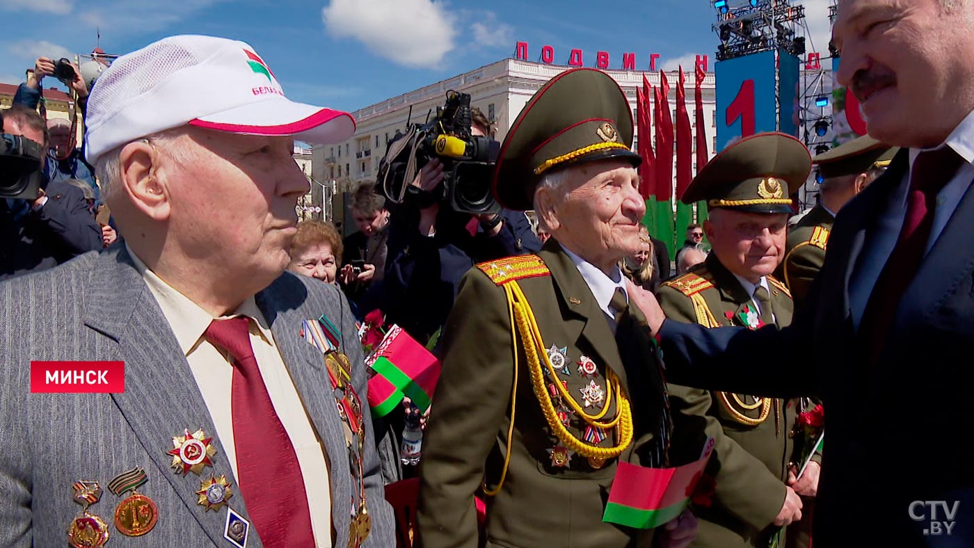 «От имени живых и павших заявляю, клянусь вам, мы с вами!» Что говорили ветераны Александру Лукашенко 9 Мая?-4