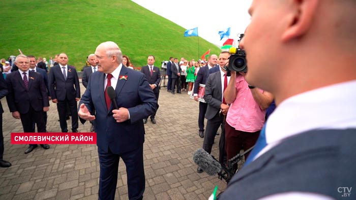 «Я вам помощник, пока я Президент». О чём Александр Лукашенко и студент договорились на Кургане Славы?-1