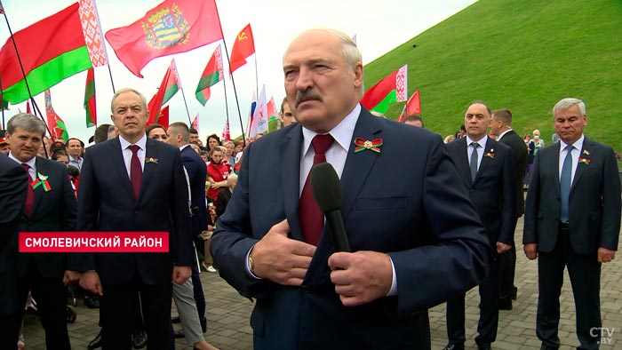 «Я вам помощник, пока я Президент». О чём Александр Лукашенко и студент договорились на Кургане Славы?-4