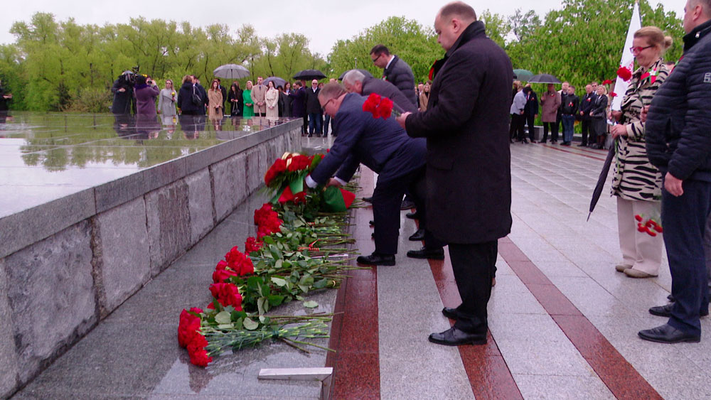 Представители Белкоопсоюза возложили цветы к стеле «Минск – город-герой»