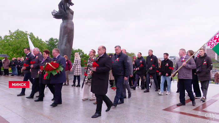 Представители Белкоопсоюза возложили цветы к стеле «Минск – город-герой»-1