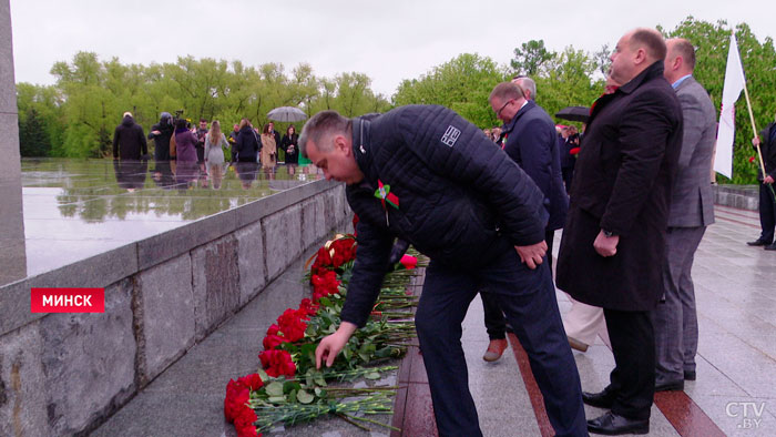 Представители Белкоопсоюза возложили цветы к стеле «Минск – город-герой»-10