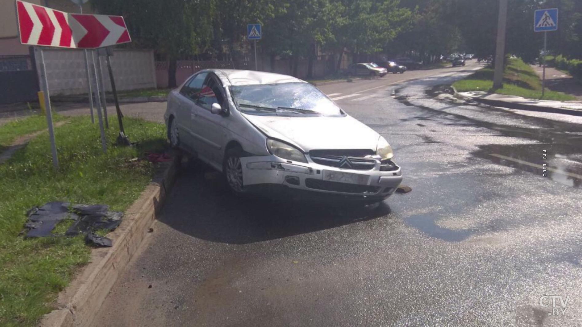 Авария на Жилуновича: пьяный водитель наехал на бордюр, а затем перевернулся-4