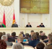 Лукашенко: если мы из районных центров уберём производства, люди начнут уезжать, все будут стягиваться в Минск 