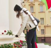 «Я не смогла не прийти». Люди скорбят вместе с родственниками убитого офицера 