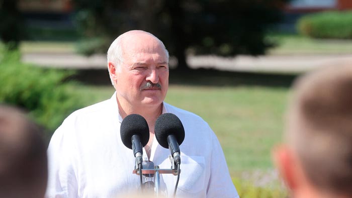 Лукашенко пообещал вернуться к проблеме с картой поляка: важно не перегнуть