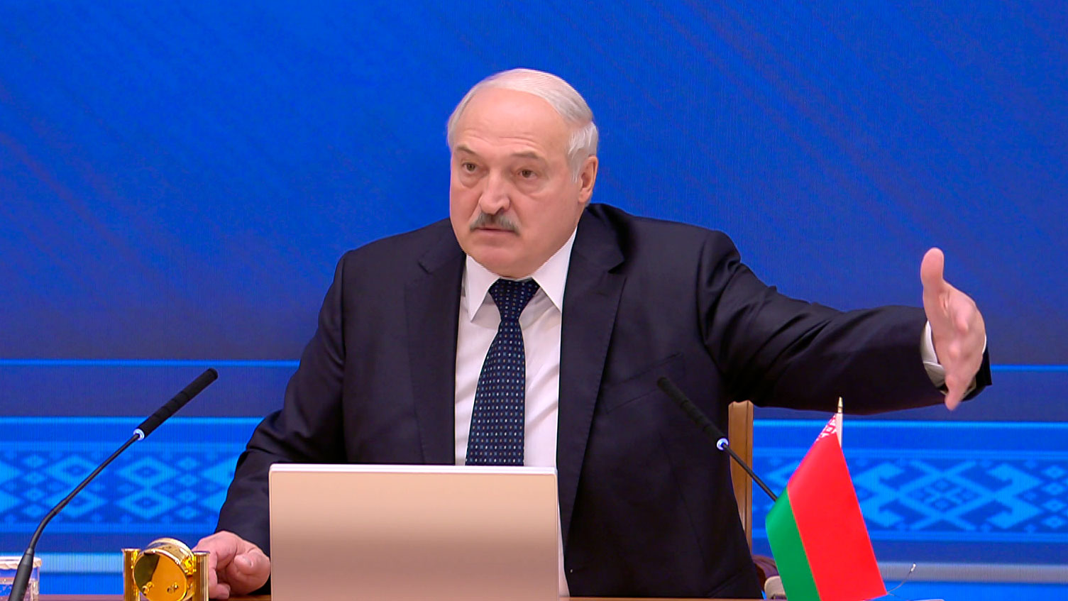 Президент: вот здесь, перед Дворцом Независимости, в гробу, в белых тапочках меня носили! За что?