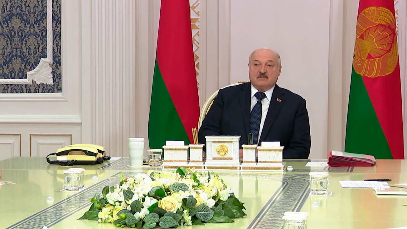 «Слушайте, какая эксплуатация?» Лукашенко призвал мобилизовать школьников для завершения уборочной