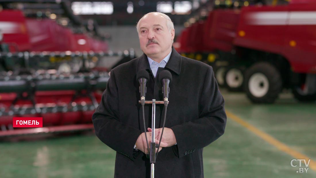 Александр Лукашенко, посещая «Гомсельмаш»: деньги, которые государство потратило на вас, не ушли в песок. Вы молодцы-1