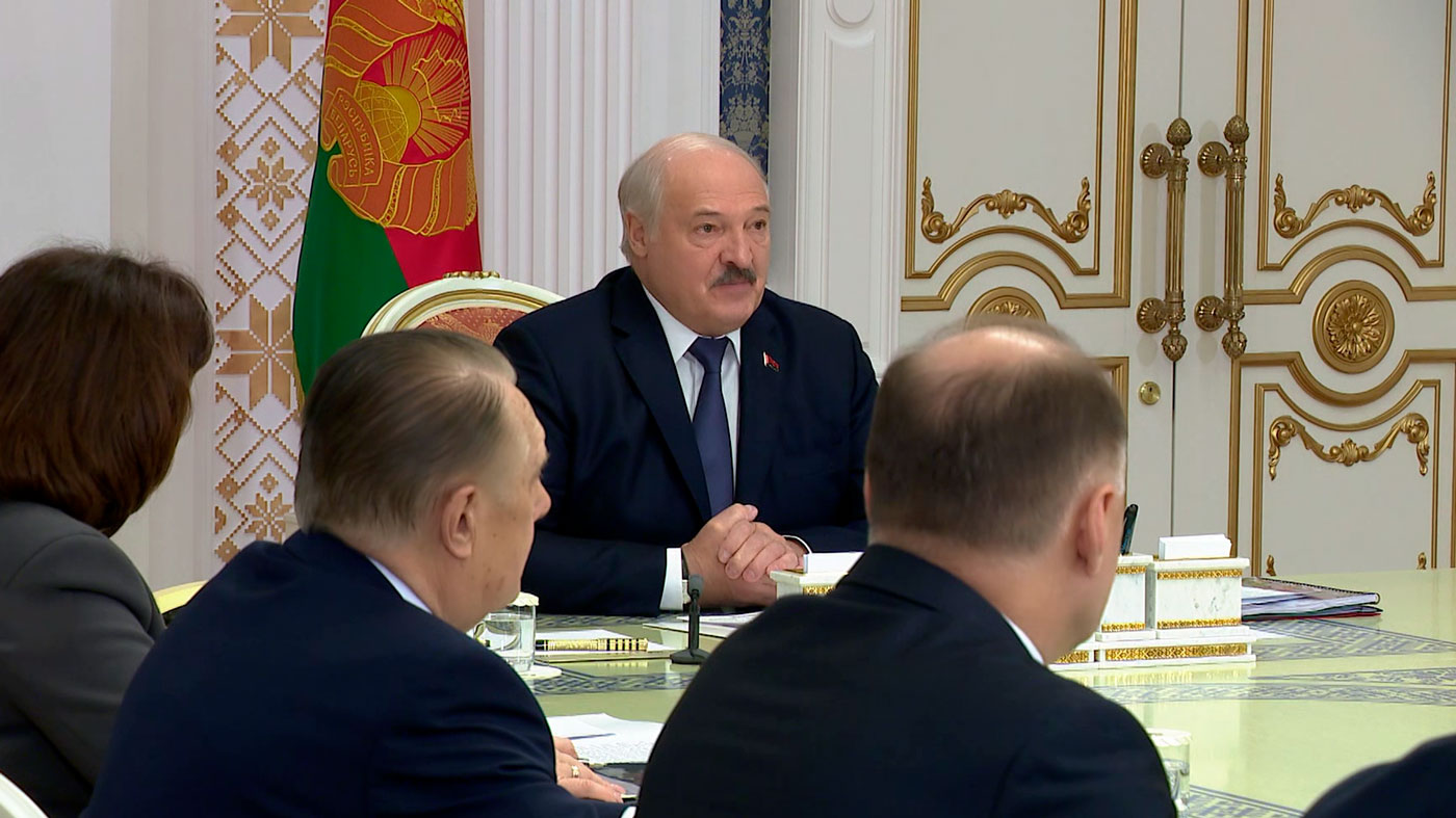 Лукашенко: их на фронт отправляют в Украину. «Натренируетесь, поедете в Беларусь свергать власть»