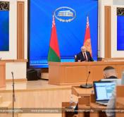 Александр Лукашенко поручил к концу года выработать систему предоставления гражданства переселенцам из Украины