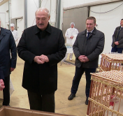 «Я стал Президентом и из деревни с собой забрал петуха». Что подарили Александру Лукашенко на «Серволюксе»