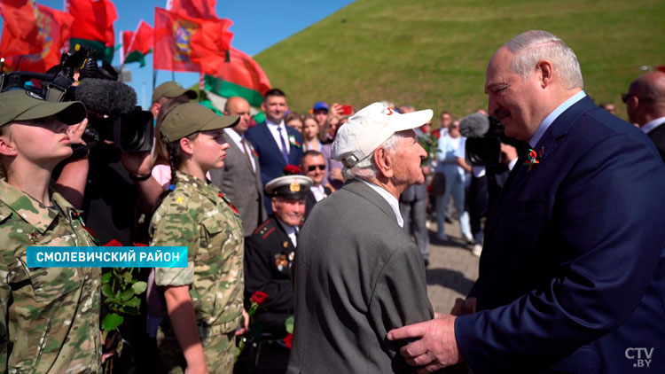 «Ни одна фашистская гадина нас не возьмёт!» Лукашенко на Кургане Славы пообщался с ветеранами-7