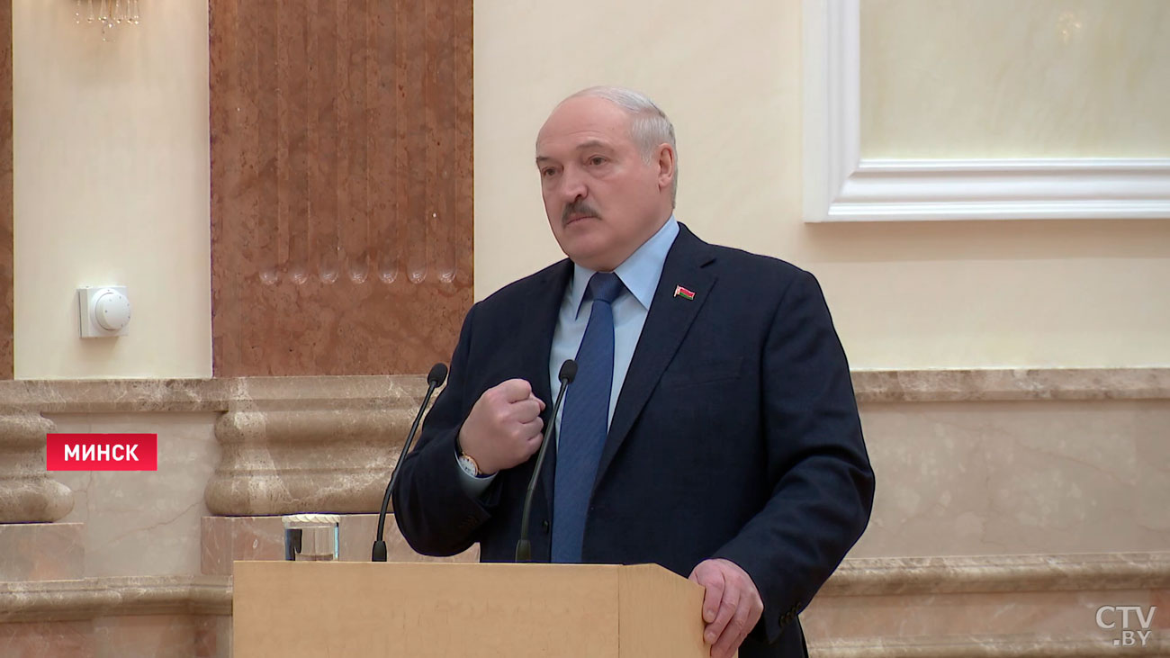 «Он вышел на моего меньшего сына по телефону». Лукашенко о том, как удалось установить контакт с Зеленским-1