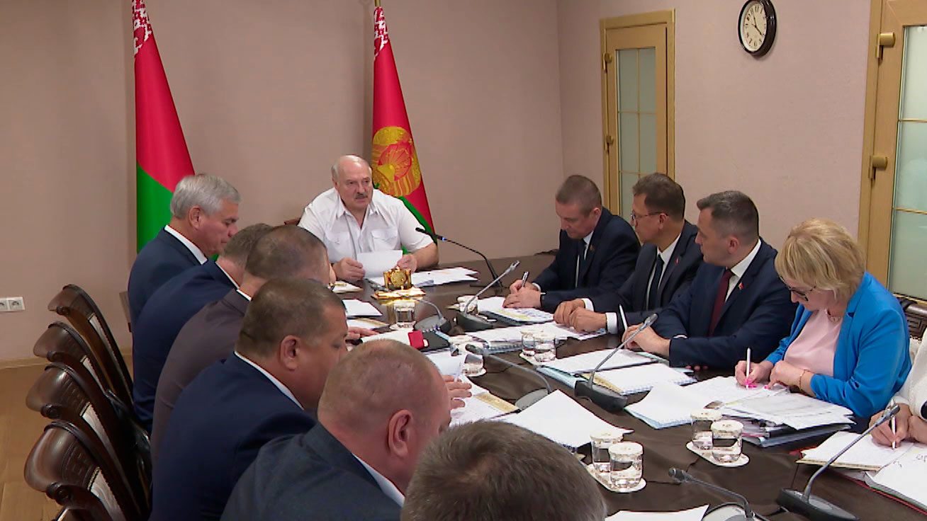 Александр Лукашенко: «В страду выходных не бывает, дорог каждый день, каждый час. Надо убрать качественно и в срок»