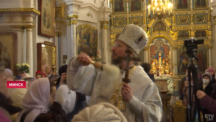 «Дай Владыке упокой, Господи, Филарету». О чём говорил Александр Лукашенко после того, как окунулся в купель на Крещение?-18