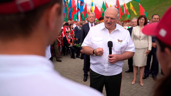 «Задала самый главный вопрос в жизни любого президента». Лукашенко пообщался с участниками «Поезда Памяти»