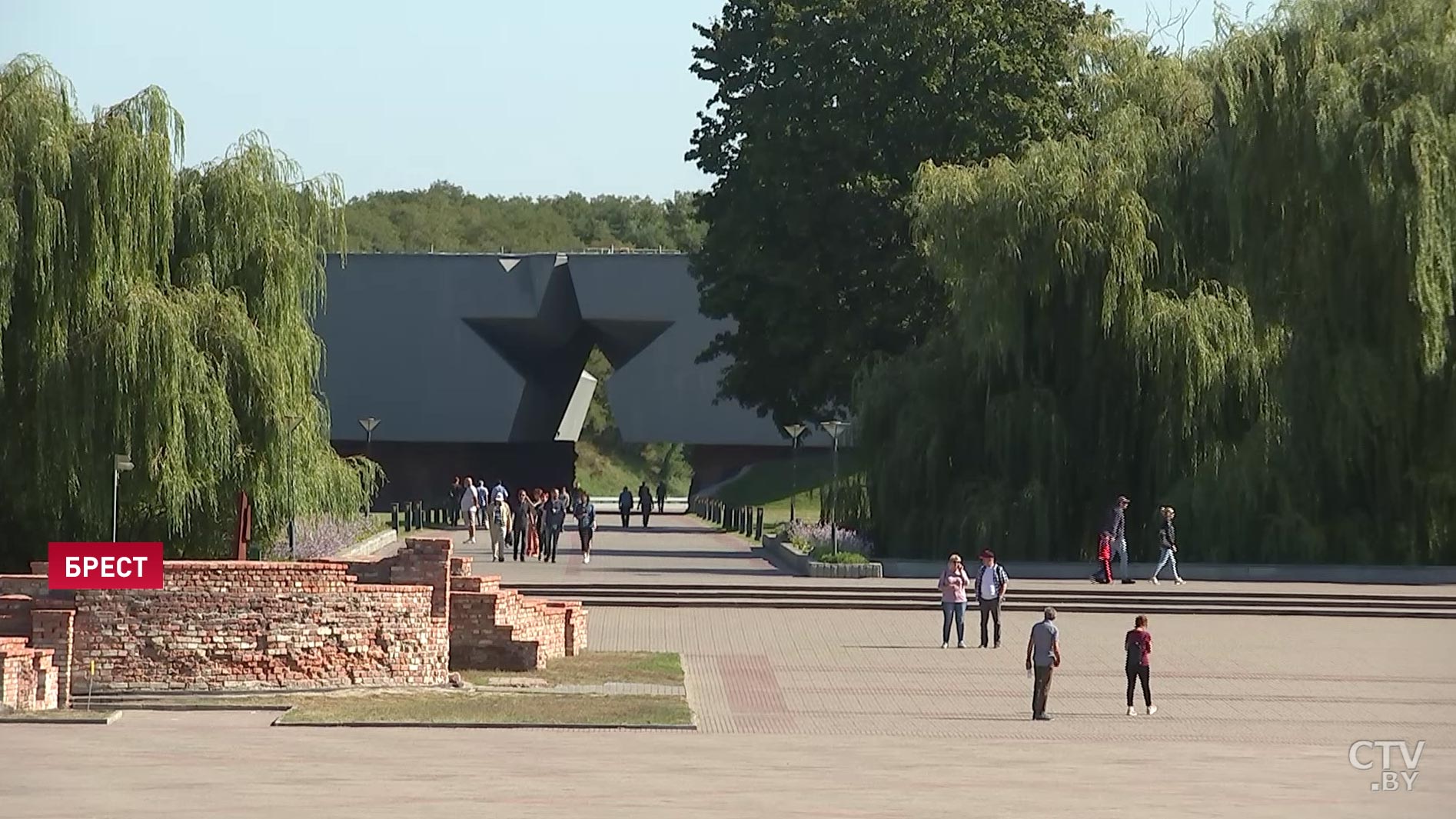 «Стал современным, совсем другой город»: Президент Беларуси поздравил Брест с тысячелетием-57