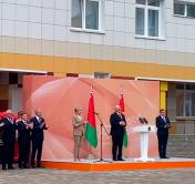 ​Лукашенко открыл новую школу в Бобруйске. Здесь есть витаминный бар, тир и даже лыжная база