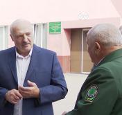 Александр Лукашенко: «Мёд у меня всегда на столе – утром, в обед и вечером ложку»