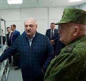 «Можно любой калибр испытать». Президент побывал в единственной в стране лаборатории по тестированию патронов