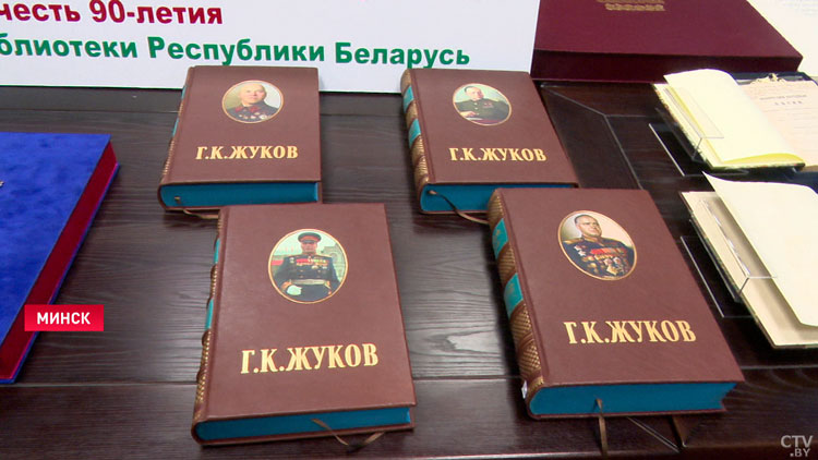 Александр Лукашенко подарил Президентской библиотеке более 160 изданий из личной коллекции-7