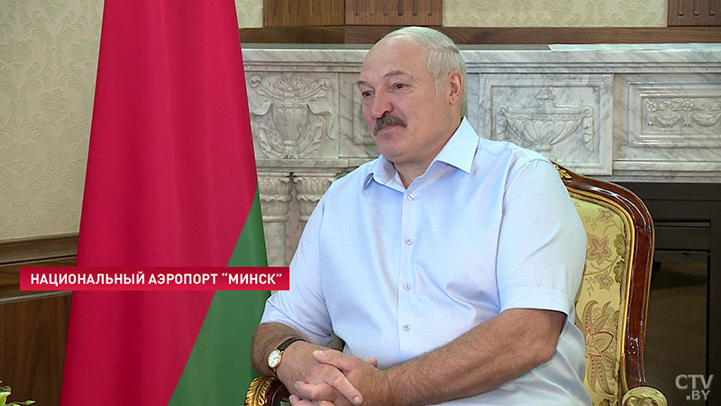 Александр Лукашенко подарил президенту Египта белорусскую икру, хлеб и клубнику -8