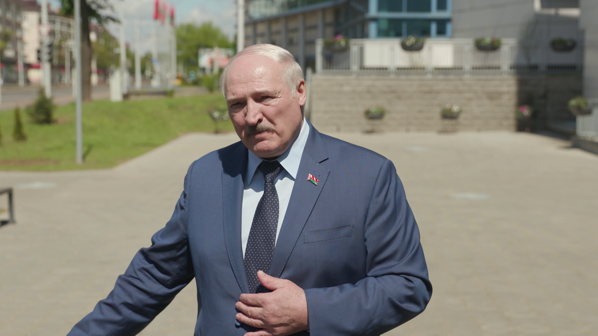 Лукашенко: надо при каждом сельском совете иметь народное ополчение, группу людей. Может, 50 человек
