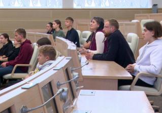 «Придут на смену действующему поколению». Сенатор встретился со школьниками Минска и рассказал, как принимают законы