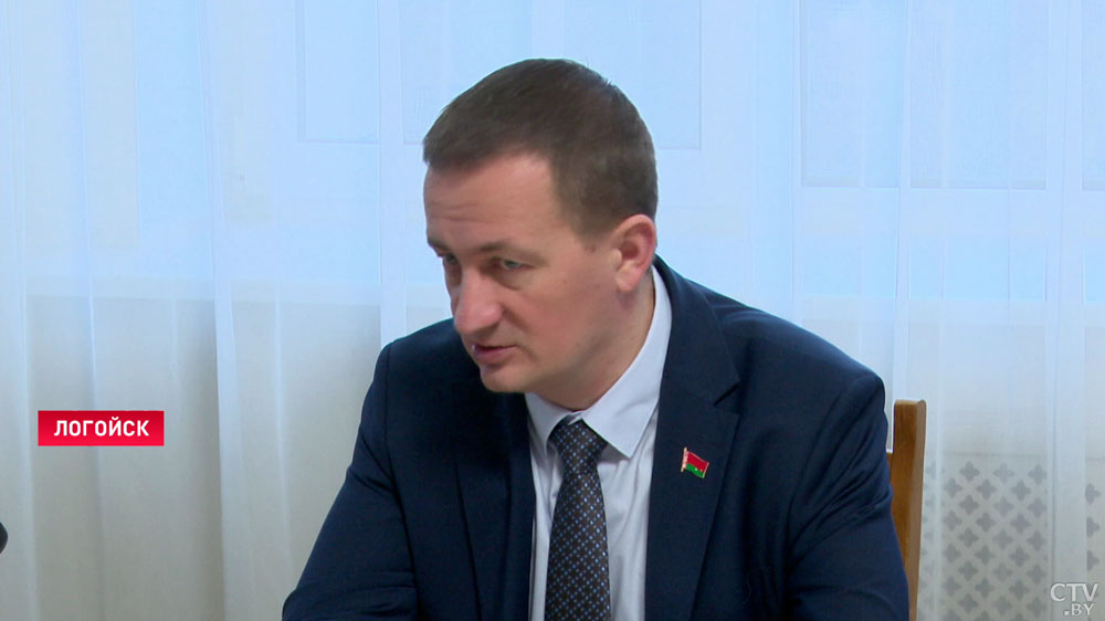 Земельные вопросы, благоустройство территории и медуслуги. Турчин провёл приём граждан в Логойске-4