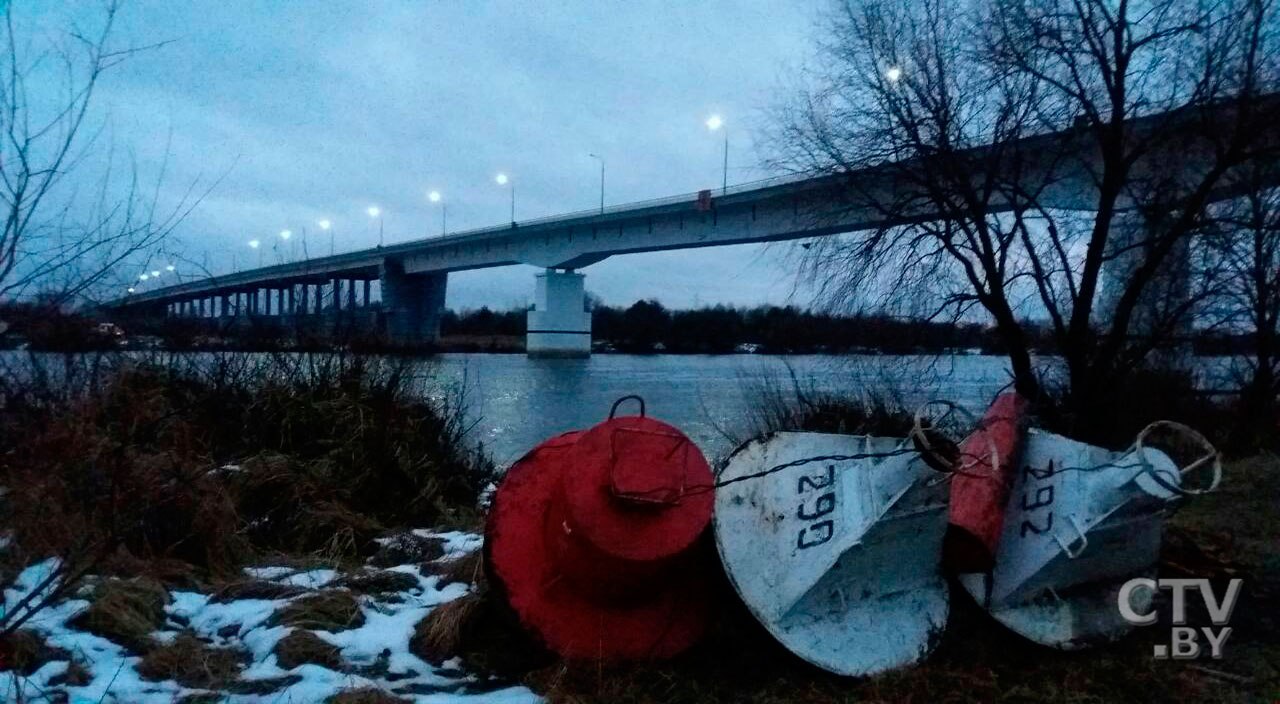 Движение на мосту через Припять частично сохранено: люди возвращаются домой пешком-4