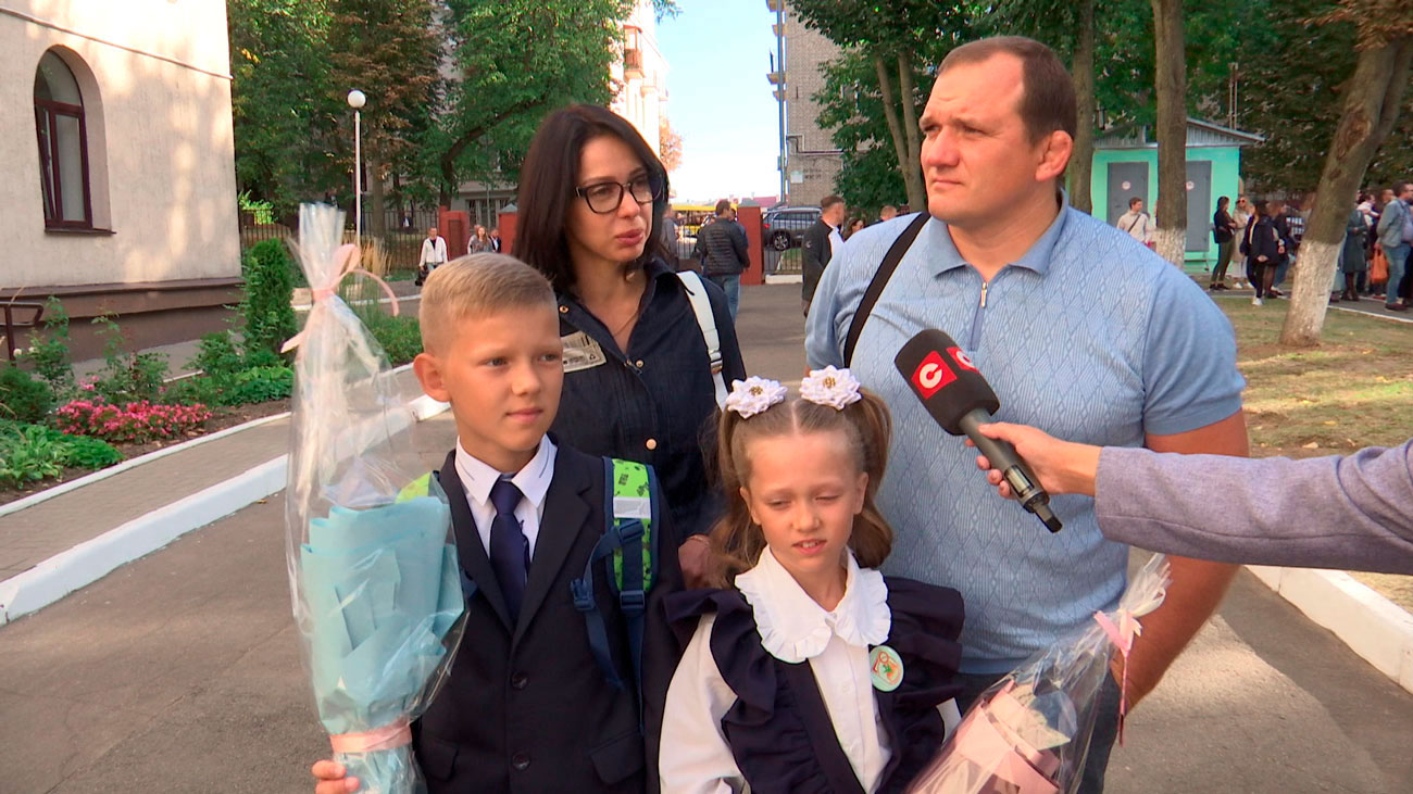 «Волнуются не столько дети, сколько родители». 1 сентября поговорили с семьями первоклассников