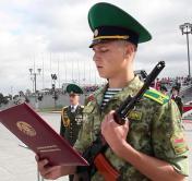  Первокурсники Института пограничной службы приняли присягу на площади Государственного флага