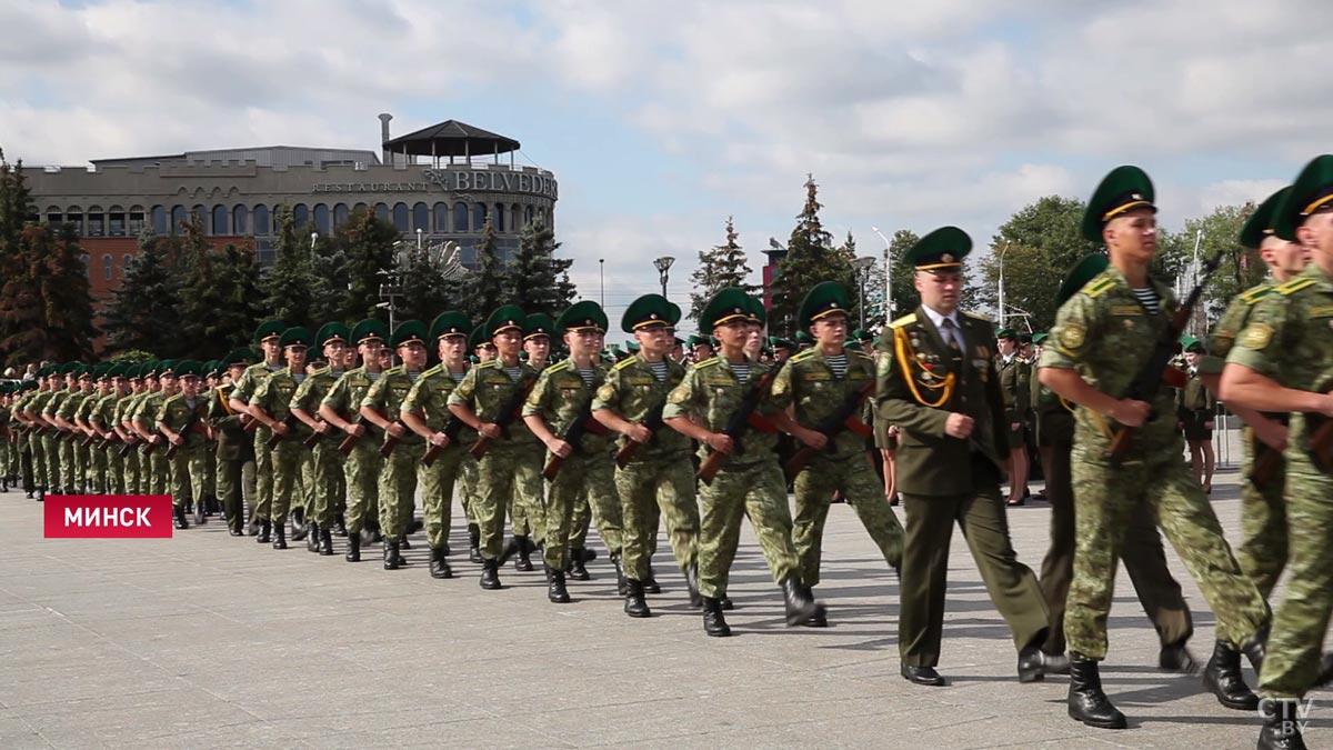  Первокурсники Института пограничной службы приняли присягу на площади Государственного флага-17