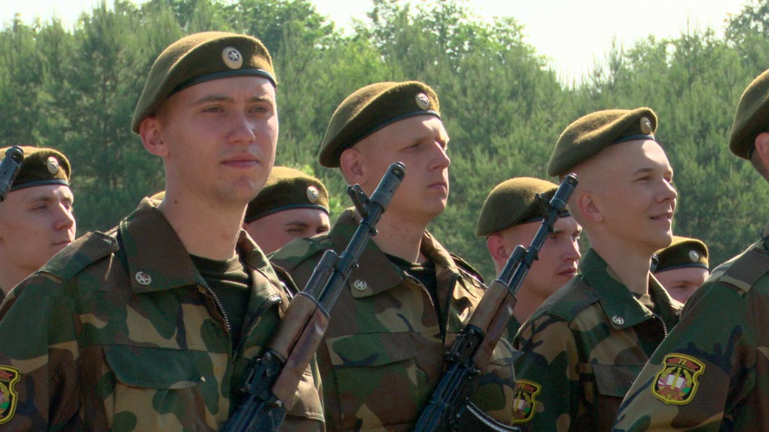 «Армия делает из мальчика мужчину, я уже сам в этом убедился». Призывники Беларуси принесли военную присягу