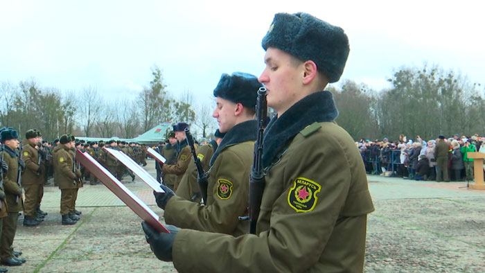 Профессия защищать Родину как никогда востребована. В Гродненском гарнизоне призывники приняли присягу