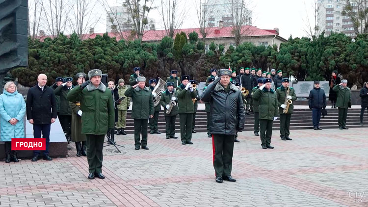 Пограничники нового пополнения приняли присягу в Гродно. Что входило в курс начальной военной подготовки?-1